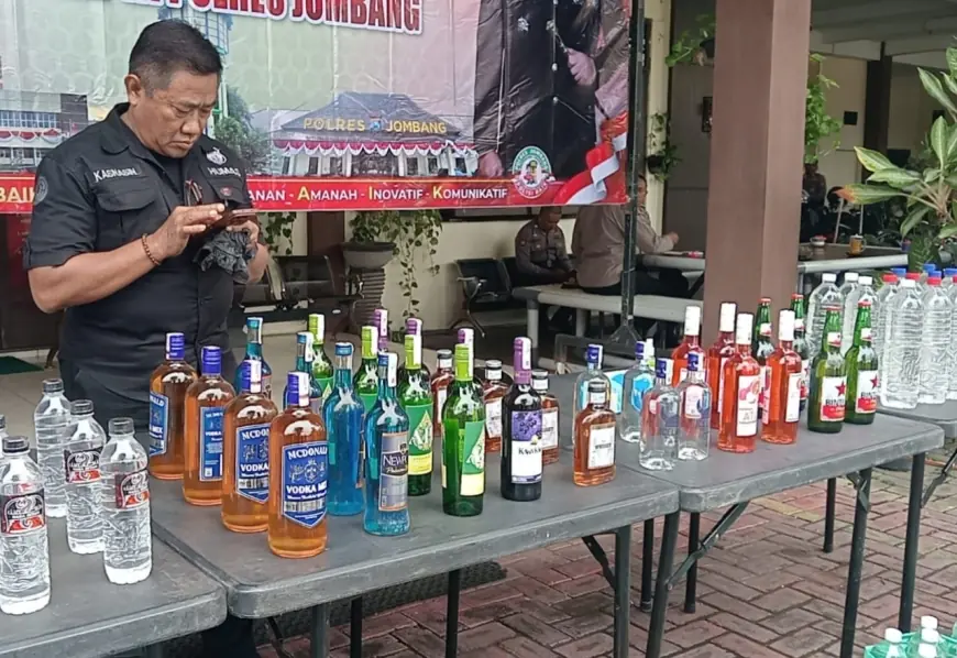 Residivis Tak Kapok, Polres Jombang Sita 680 Botol Miras Ilegal di Jogoroto