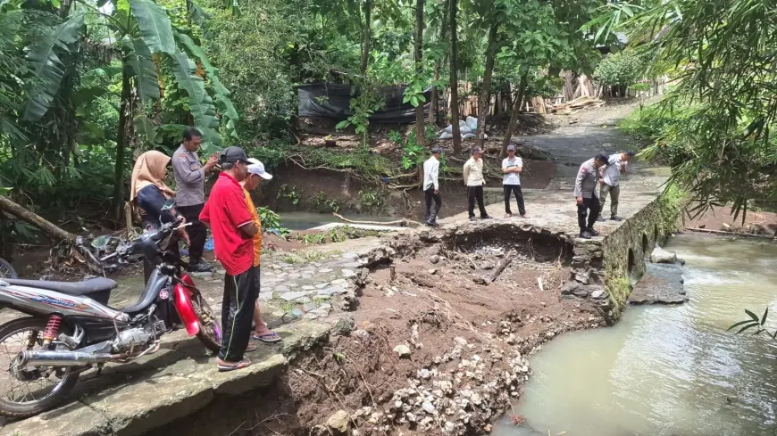 Diterjang Banjir, Jalur Alternatif Sabuk Dam di Binangun Blitar Terputus
