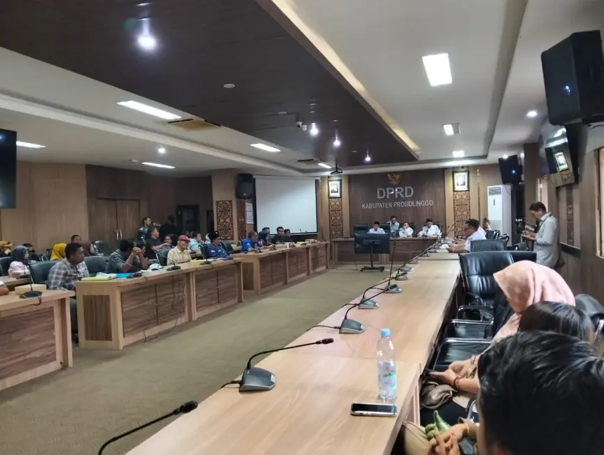 RDP PKL Gelora Kraksaan Probolinggo Menarik Perhatian Masyarakat, Pedagang Minta Kepastian Usaha