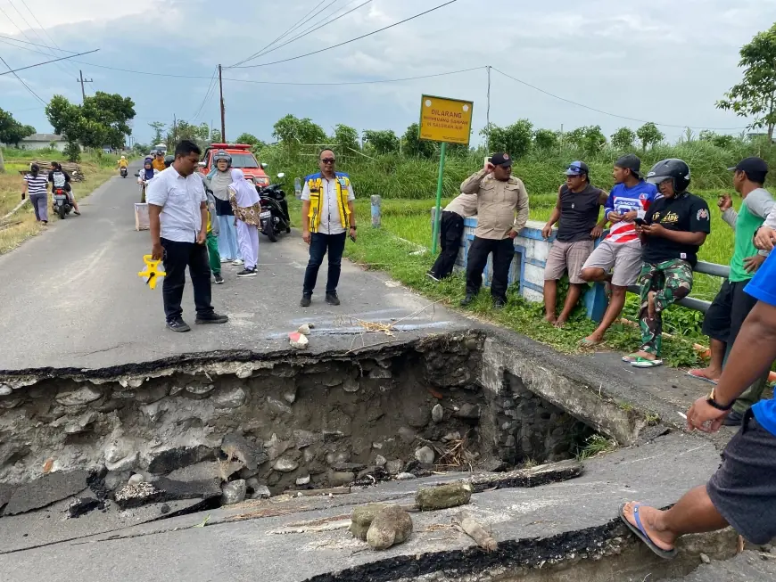 Jembatan Penghubung Dua Desa di Kanigoro Blitar Ambrol, Akses Kendaraan Terputus