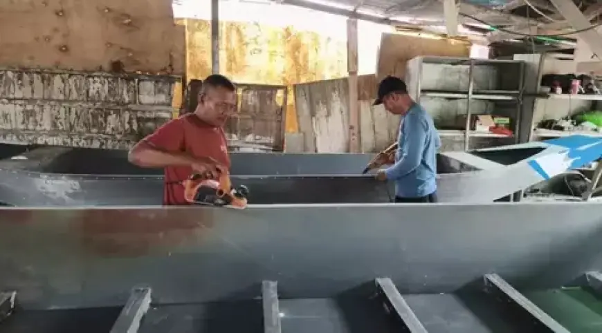 Pulau Jawa Dikepung Banjir, Perajin Perahu Paralon di Lamongan Banjir Pesanan