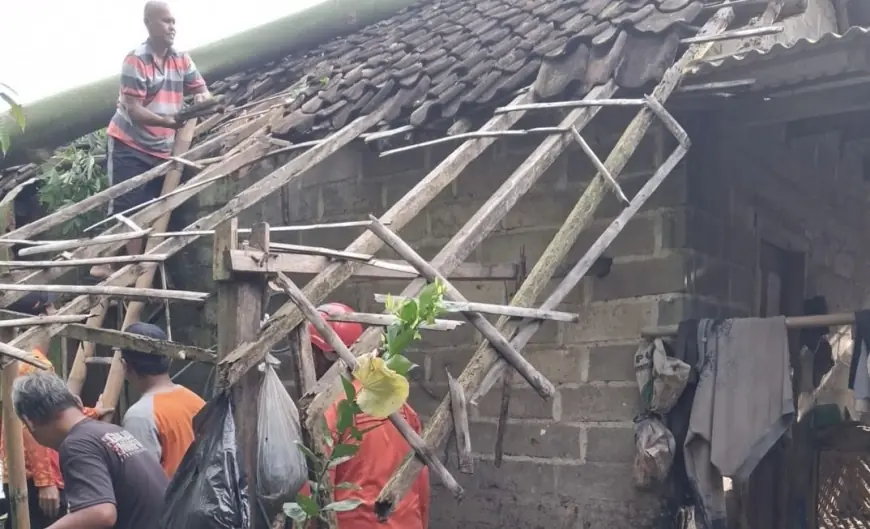 Diterjang Angin Kencang, Rumah Warga Garum Blitar Tertimpa Pohon