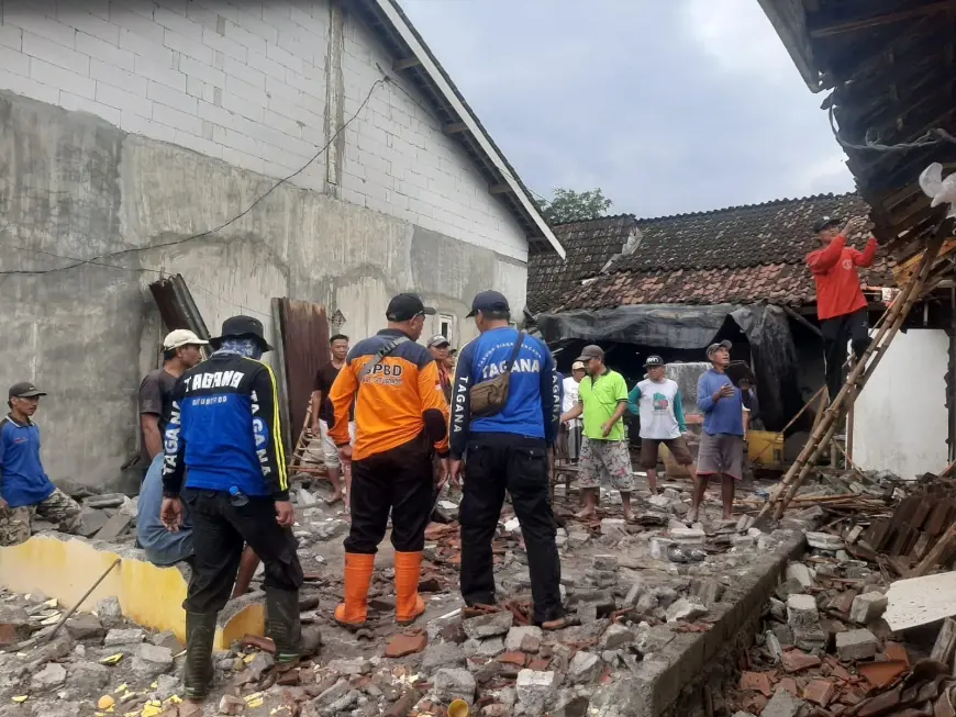 Cuaca Ekstrem di Situbondo, Rumah Warga Ambruk Timpa Ibu dan Anak