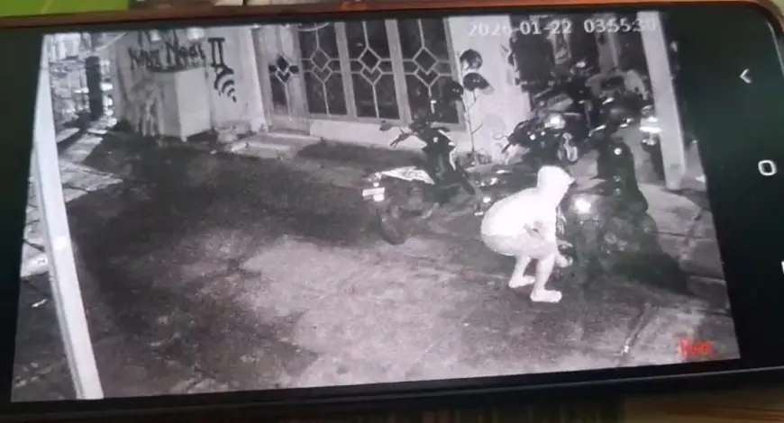 Terekam CCTV, Maling Motor di Rumah Kos Bondowoso Nekat Bawa Kabur Dua Motor dalam Dua Menit