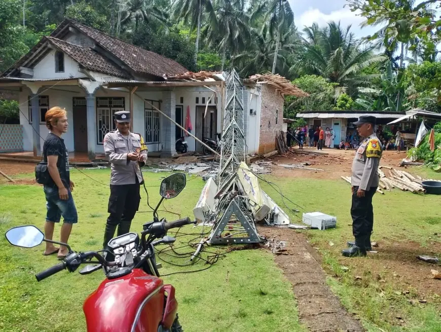 Angin Kencang Landa Trenggalek, Dua Tower Roboh dan Puluhan Rumah Rusak