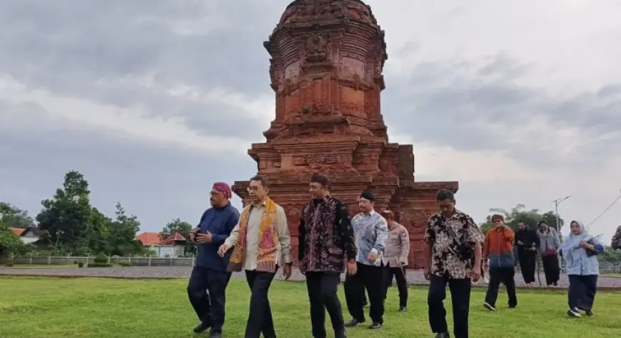 Fadli Zon Tinjau Candi Jabung, Dorong Pelestarian Warisan Budaya Majapahit