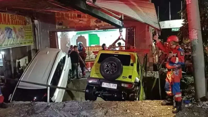 Lahan Parkir Restoran di Surabaya Ambrol, Dua Mobil Terperosok ke Sungai