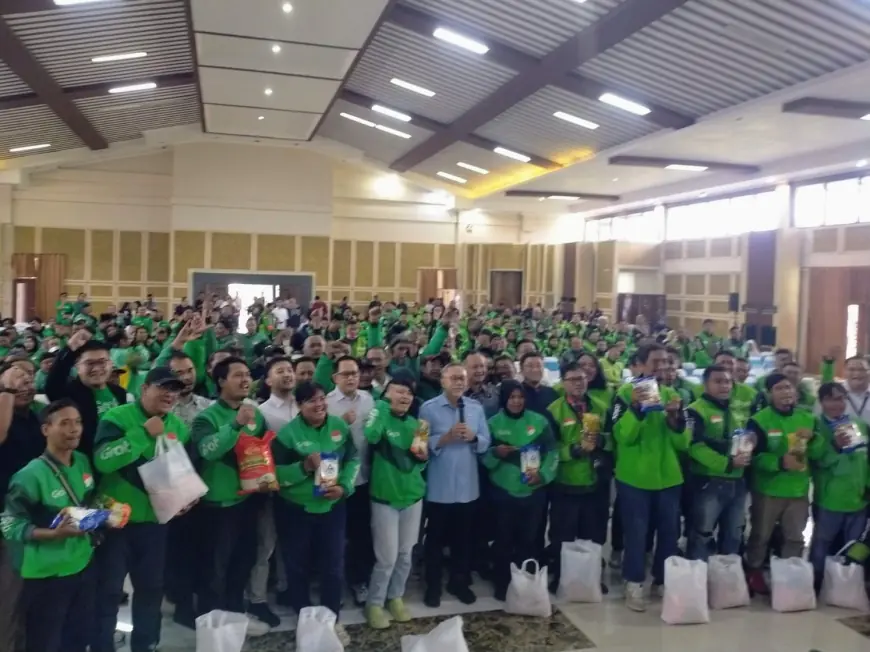Menko Zulhas Bagi-bagi Sembako di Bulog Surabaya, Stok Beras Diklaim Aman hingga Ramadan