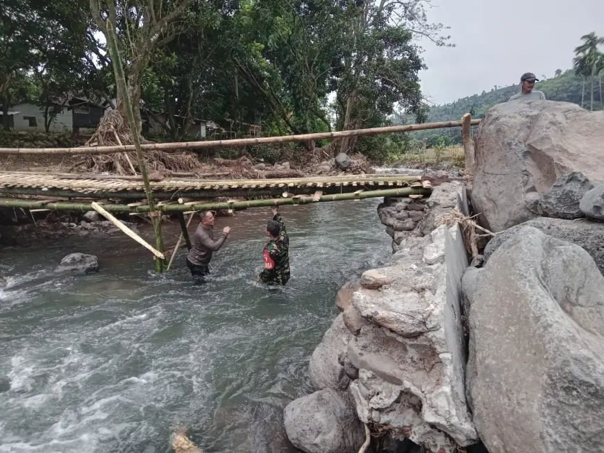 Aparat Gabungan dan Warga Jatibanteng Situbondo Bangun Jembatan Darurat Pascabanjir Bandang