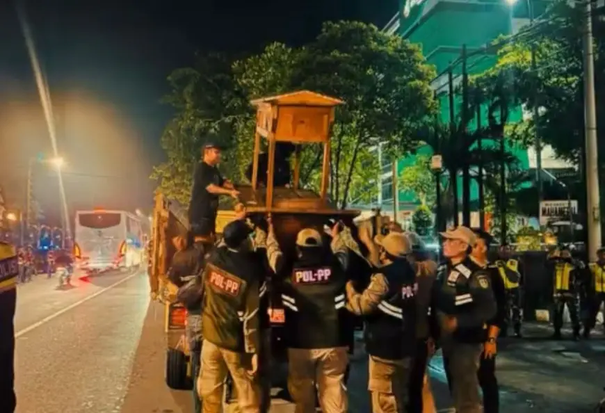 Miris, Kasatpol PP Jombang Dikeroyok PKL saat Tegakkan Perda, Pelaku Belum Ditahan