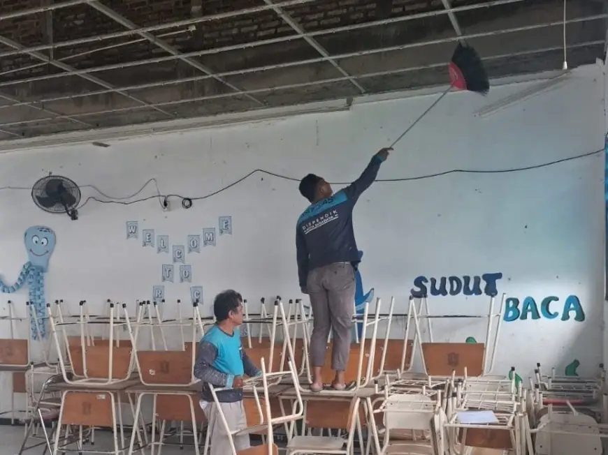 Cuaca Ekstrem Picu Plafon Gypsum Ambruk di SMPN 60 Surabaya