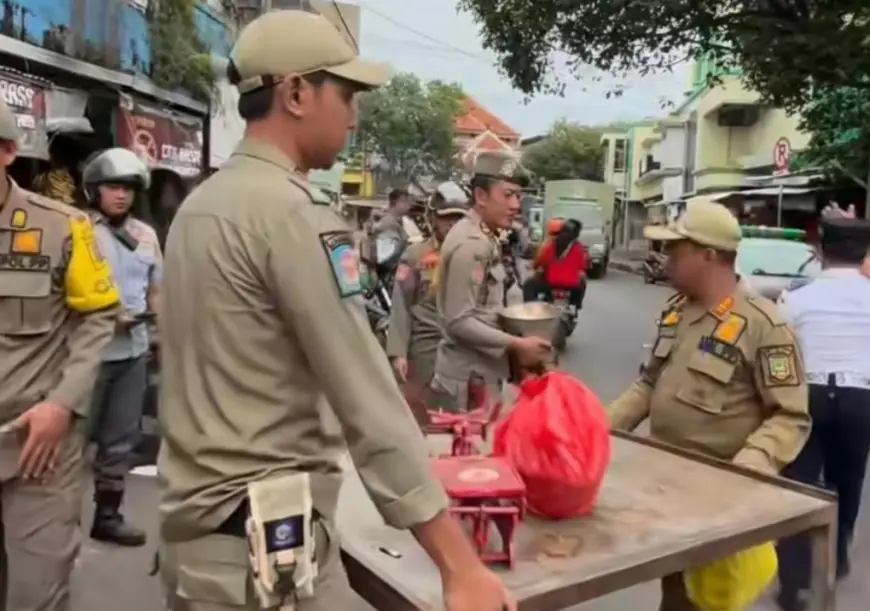 Dianggap Ganggu Ketertiban, Sejumlah Lapak PKL di Mojokerto Diangkut Satpol PP