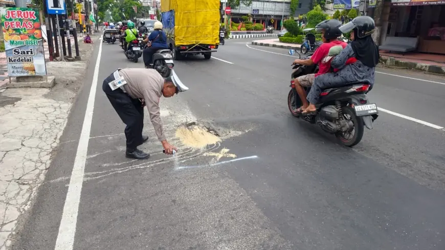 Jelang Operasi Keselamatan, Satlantas Blitar Kota Tandai Jalan Rusak untuk Cegah Kecelakaan
