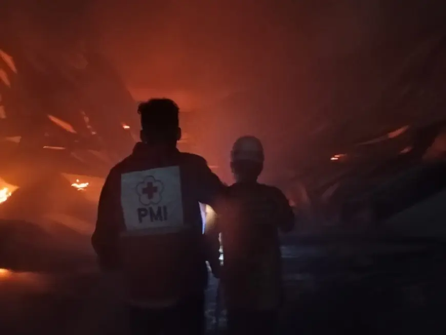 Gudang Produksi Sepatu di Mojokerto Ludes Terbakar, Penyebab Masih Misteri
