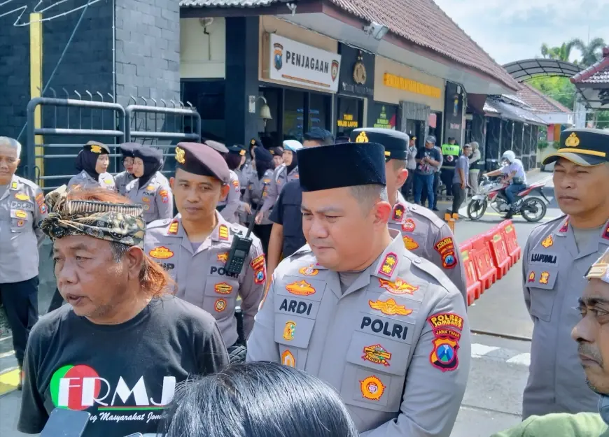 Warga Jombang Demo, Siapa yang Diuntungkan Jika Polri di Bawah Kementerian?