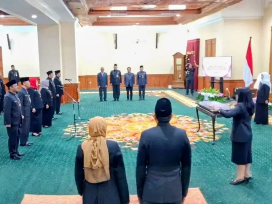 Khofifah Lantik 7 Pejabat Eselon II Pemprov Jatim, Sinyal Penyegaran Birokrasi dan Isyarat Putaran Kedua