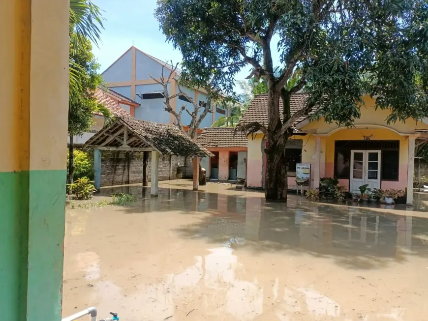 Banjir Kembali Rendam SMP PGRI Kasiyan Jember, Siswa Terpaksa Diliburkan