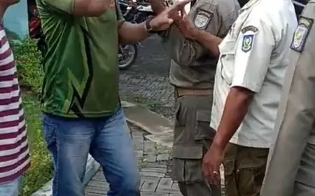 Viral! Satpol PP Kota dan Satpol PP Kabupaten Probolinggo Bersitegang saat Penertiban PKL