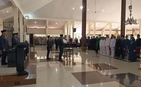 Lantik Pejabat Administrator dan Pengawas, Bupati Bondowoso Tekankan Profesionalitas dan Pelayanan Publik