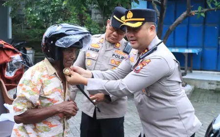 Polres Gresik Bekali Helm Pengemudi Becak Listrik Bantuan Prabowo