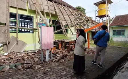 Dampak Gempa Pacitan M6.4: Atap Gedung SD di Jember Ambruk, Siswa Lesehan di Perpustakaan