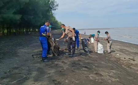 Perkuat Sektor Pariwisata, Polres Probolinggo Gelar Kerja Bakti Serentak di Kawasan Pantai