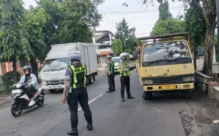Truk Sembarang Parkir di Jalan Utama Jombang, Polisi Intensif Patroli Penindakan