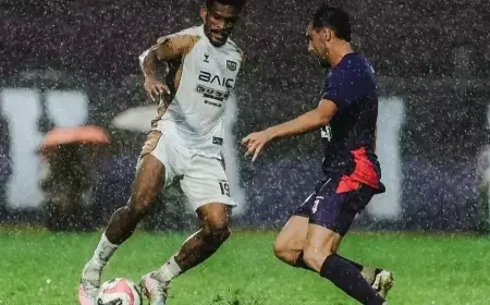 Hujan Deras Guyur Stadion Brawijaya, Laga Persik vs Dewa United Ditunda