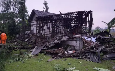 Satu Rumah Warga di Tulungagung Roboh Diterjang Puting Beliung, Puluhan Lainnya Rusak
