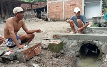 Bangun Drainase Bukan dari Anggaran DD, Warga Ngringin Nganjuk Malah Patungan