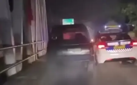 Dramatis! Massa Buru Terduga Pelaku Tabrak Lari di Tulungagung, Mobil Digulingkan Warga