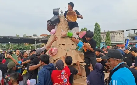 Ngalap Berkah, Warga Gresik Berebut Gunungan Ruwatan Jelang Ramadan
