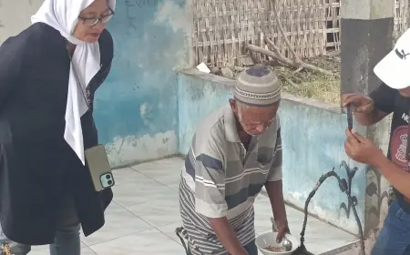 Lansia Penjual Bakso di Lengkong Nganjuk yang Bertahun-tahun Tak Tersentuh Bansos