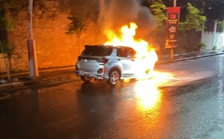 Mobil Toyota Raize Terbakar di Kertajaya Indah Surabaya, Api Padam dalam 10 Menit