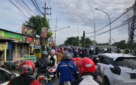 Tanpa Solusi, Warga Keluhkan Langganan Macet di Perlintasan Kereta Api Cerme Gresik