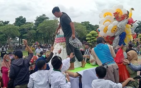 Sambut Ramadan, Ribuan Warga Jombang Berebut Gunungan Apem