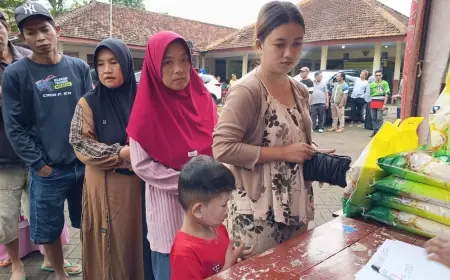 Warga Wringin Bondowoso Rela Mengantre Beli Beras dan Minyak Jelang Ramadan