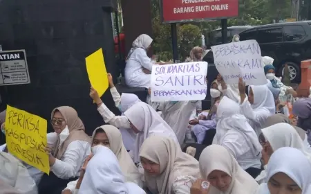 Tolak Penahanan 3 Pimpinan Ponpes Kasus Korupsi, Puluhan Santri Demo Kejari Gresik
