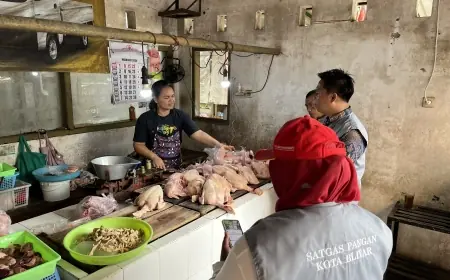 Jelang Ramadan, Harga Daging Ayam dan Cabai Rawit Meroket, Satgas Pangan Turun di Pasar Legi Blitar