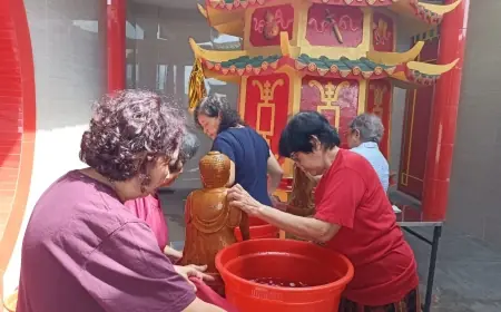 Ritual Suci Sambut Imlek, Patung Dewa di Klenteng Poo An Kiong Blitar Dimandikan Air Bunga