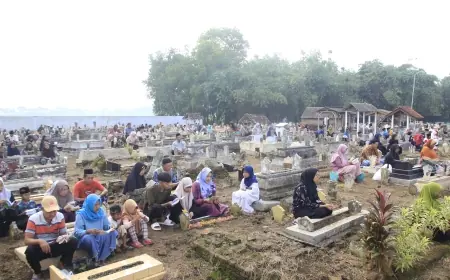 Khidmat di Pusara Leluhur, Ratusan Warga Trenggalek Padati TPU Sambut Ramadan Lewat Tradisi Nyekar Bareng