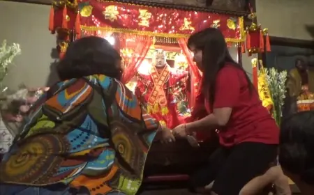 Ritual Ganti Baju Rupang Dewa di Klenteng Tjoe Tik Kiong Tulungagung