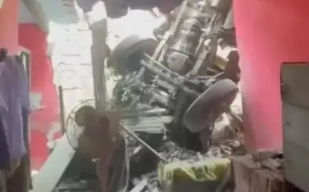 Truk Bermuatan Batako Tabrak Rumah di Blitar, Diduga Akibat Rem Blong