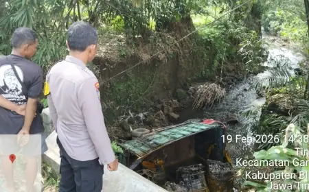 Gagal Lewati Tanjakan, Truk Muatan Limbah Sawit Masuk Sungai di Talun Blitar