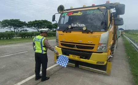 Sopir Diduga Mengantuk, Truk Diesel Tabrak Tronton di Tol Gempol–Pasuruan
