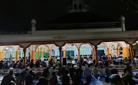 119 Tahun Tak Pernah Sepi, Salat Tarawih 10 Menit Pondok Mantenan Jadi Magnet Jemaah