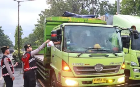 Berkah Ramadan, Polisi Nganjuk Bagi Takjil Gratis untuk Sesama