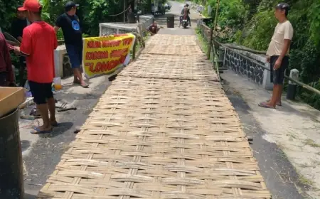 Pemkab Jombang Tambal Jembatan Ambrol Pakai Gedek Bambu