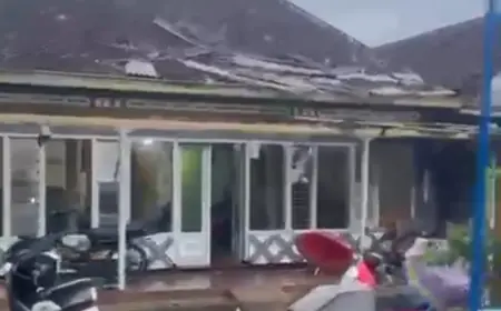 Belasan Rumah Rusak, Tiga Pohon Tumbang Diterjang Angin di Bantur Malang