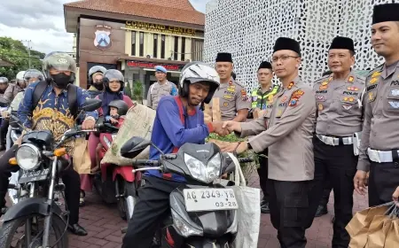 Perkuat Kepedulian dan Kamtibmas Selama Ramadan, Polres Trenggalek Bagikan Ratusan Paket Takjil